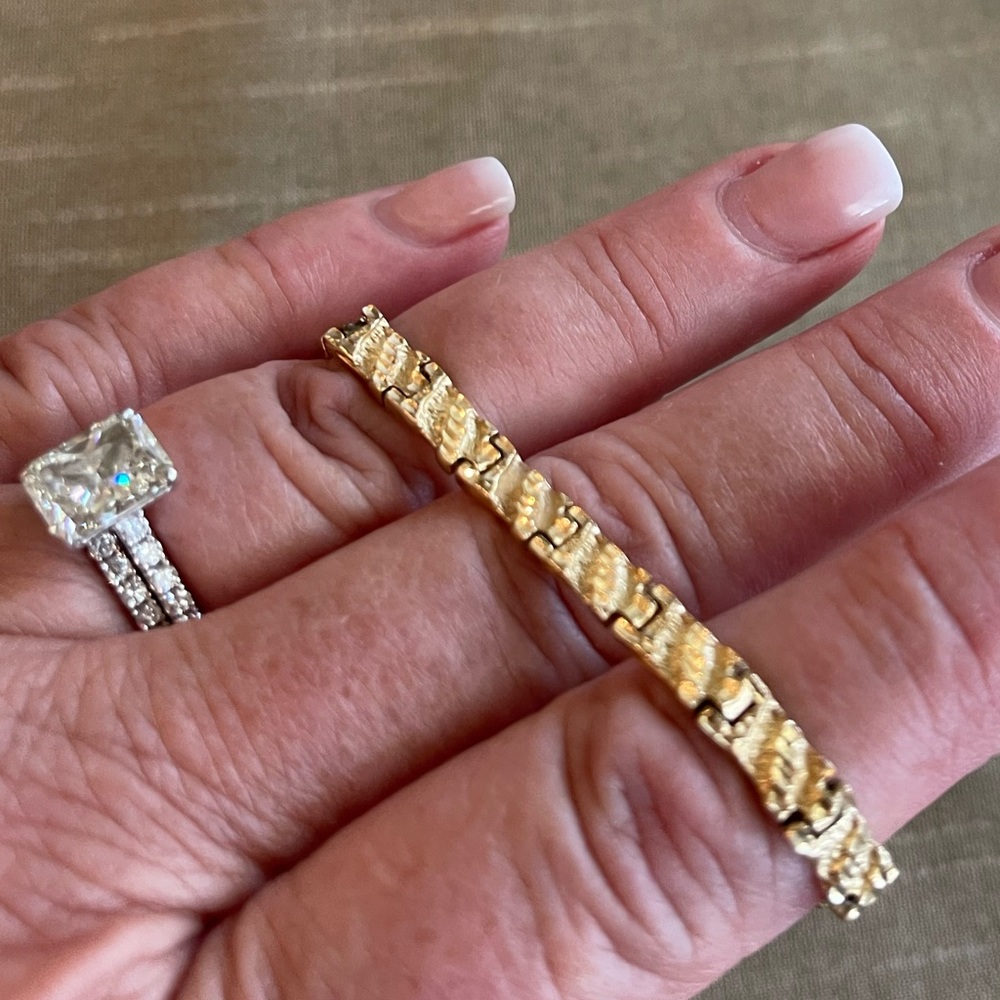 14K yellow gold solid.  Almost 10 grams!! (9.97 grams) Bracelet